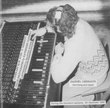 Camera (In Focus) / Camera (Al Riparo)